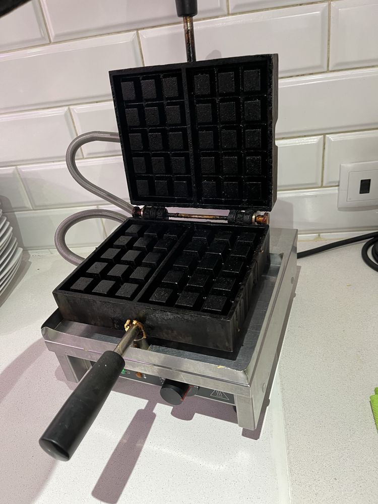 Maquina de wafflen (gofre) VEM AI BOM TEMPO