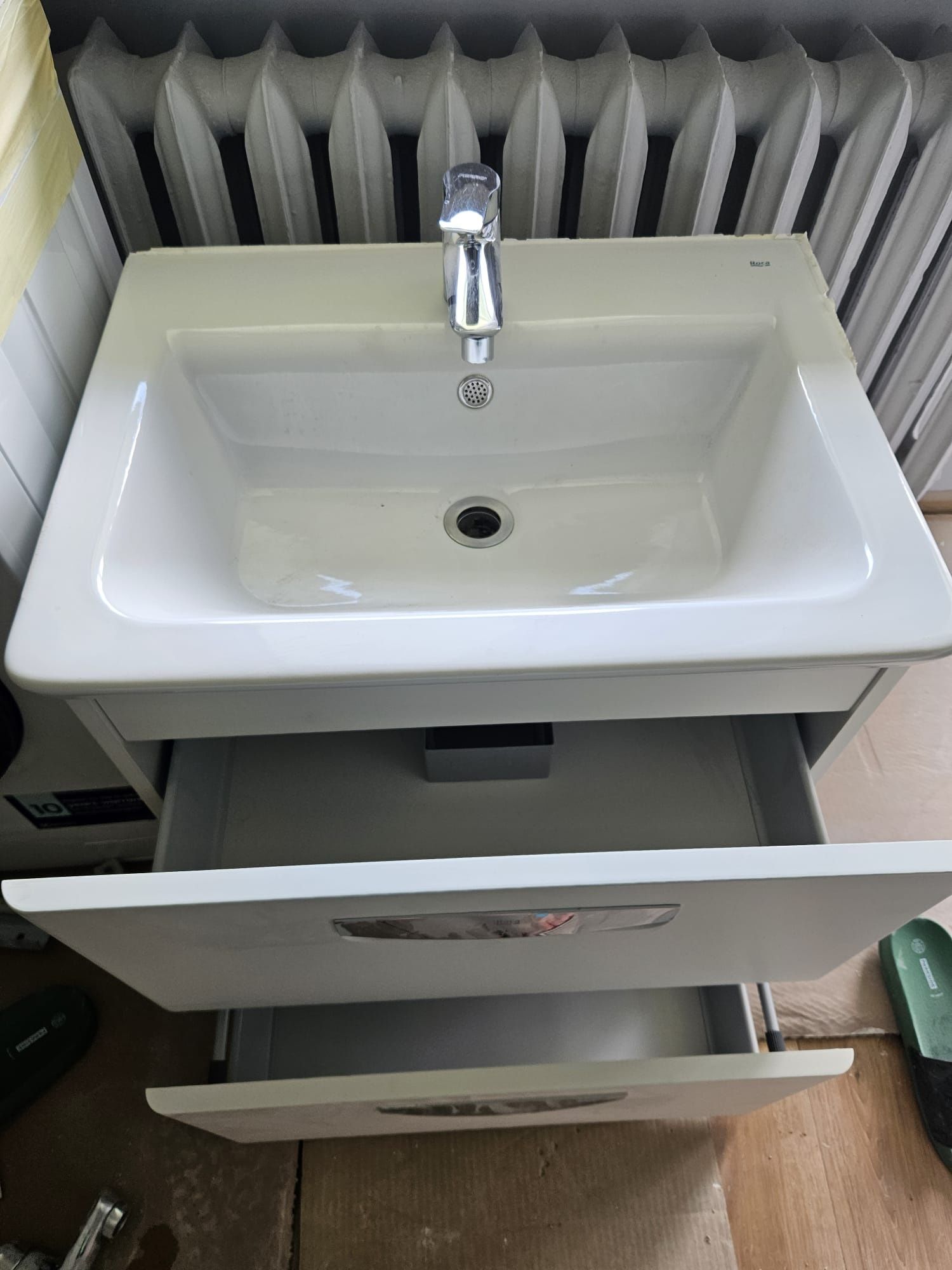 Szafka łazienkowa 60cm z umywalką i baterią