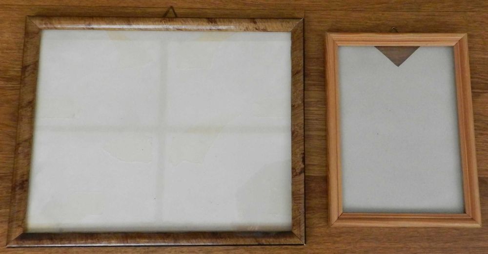 Dwie drewniane ramki do obrazu fotografii z szybami, 32x26 i 16,5x22