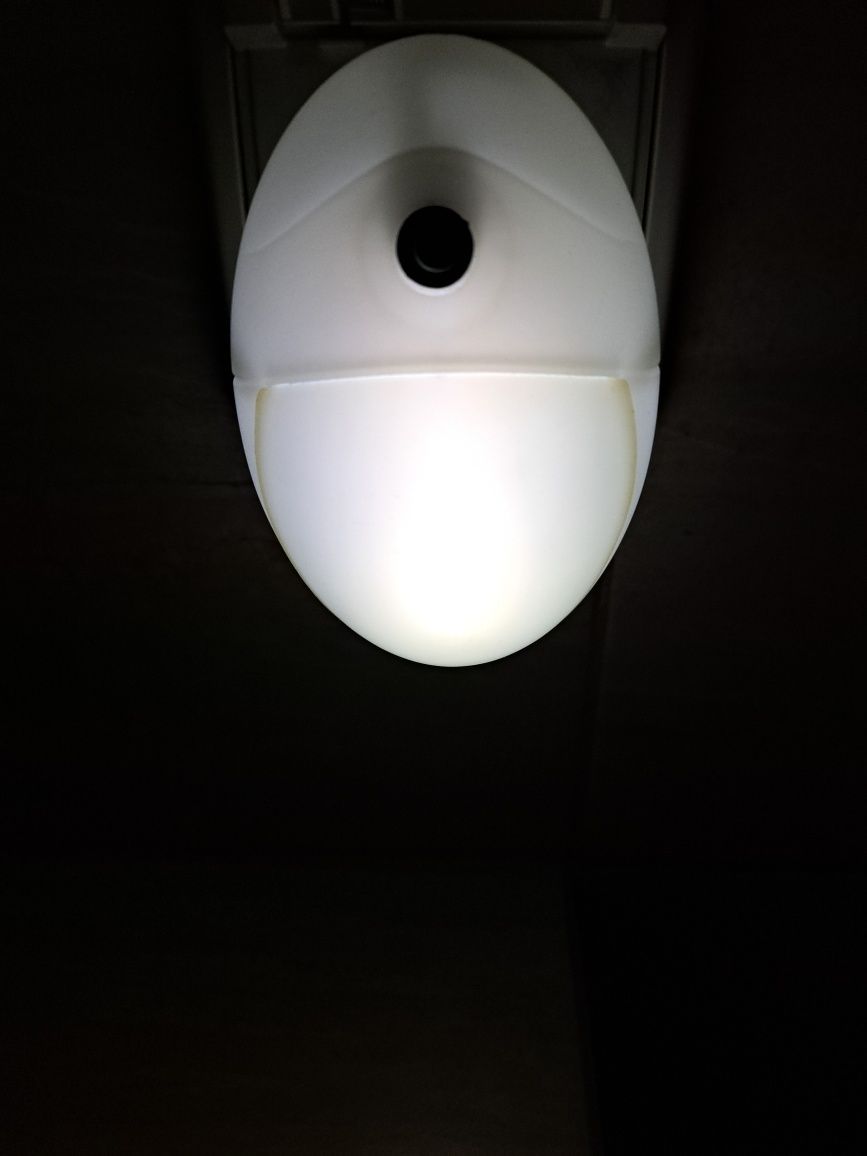 Lampka nocna włączana bezpośrednio do gniazdka - małe zużycie pradu