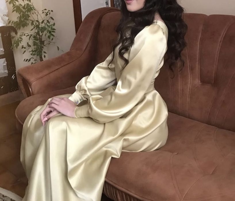 Довга вечірня сукня