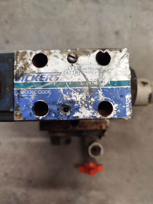 Rozdzielacz hydrauliczny 24V