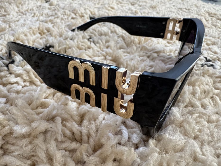 Miu Miu okulary przeciwsłoneczne czarne złote logo damskie wąskie