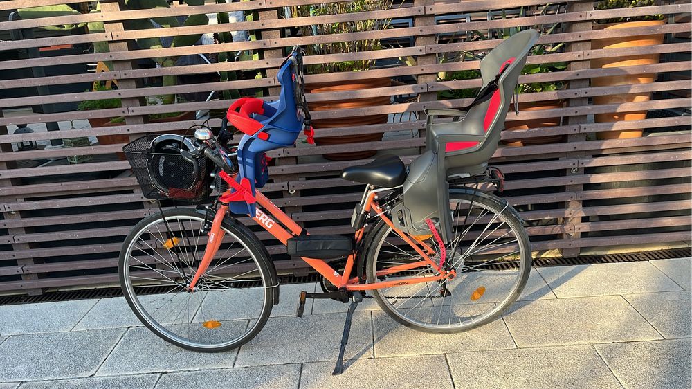 Cadeira de bebe e capacete para bicicleta