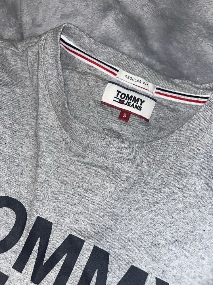 szara koszulka tommy jeans