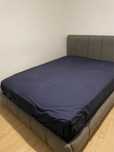 Cama de casal de cor cinza