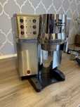 Kolbowy ekspres ciśnieniowy DeLonghi EC850M