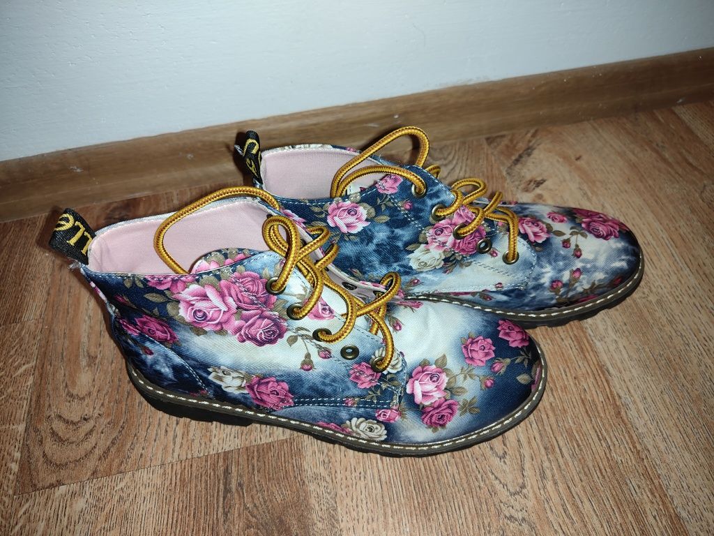 Nowe buty damskie w kwiaty wiązane.