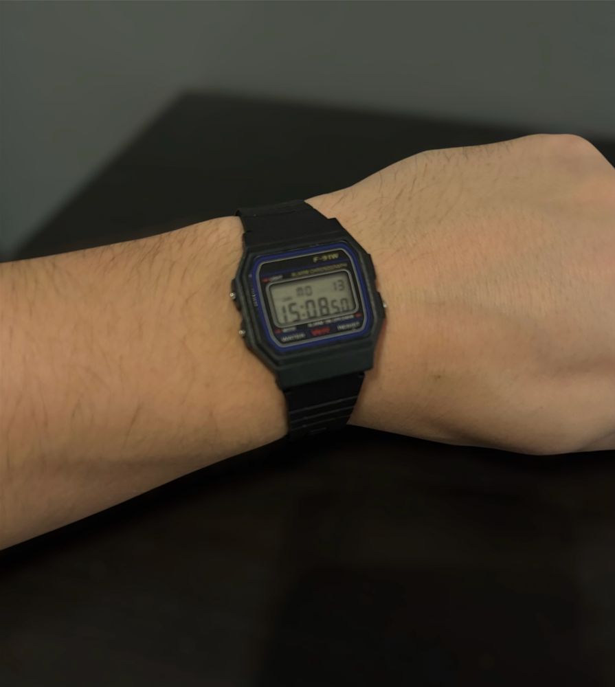 Nowy świetny zegarek elektroniczny retro - vintage, na gumowym pasku.