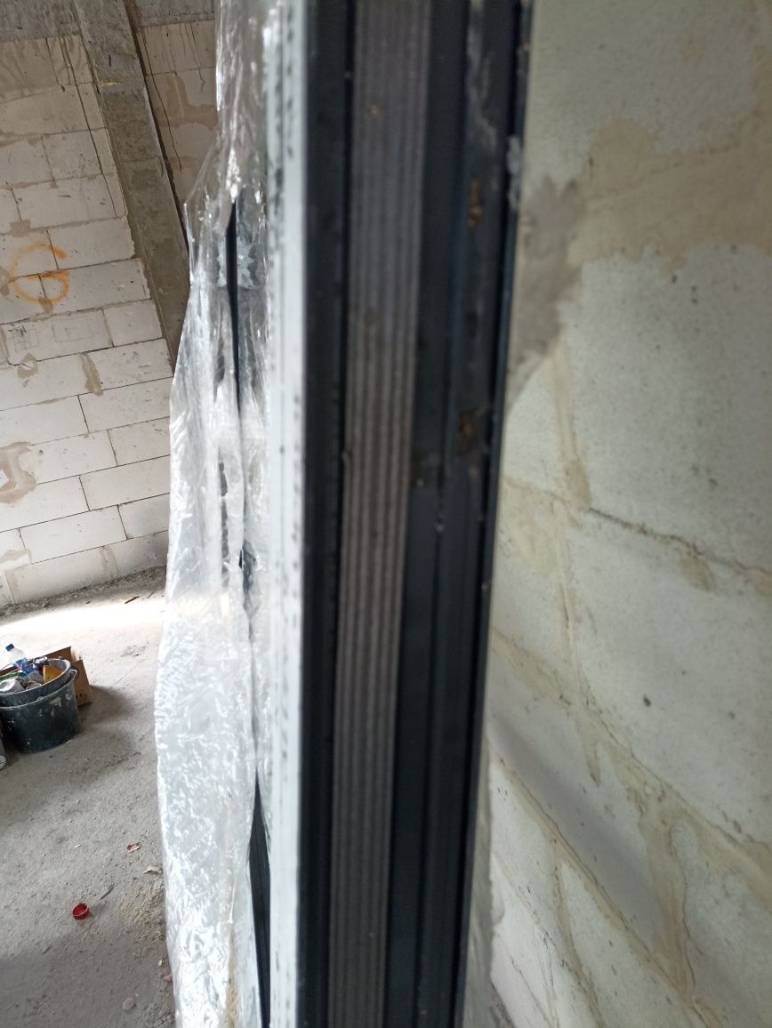 Witryna 900x1200 oraz drzwi 1100x2100 Alu MB86 antracyt
