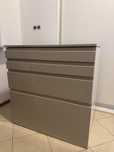 Komoda biała połysk, krzesło czarne ikea, koszyk, drabina