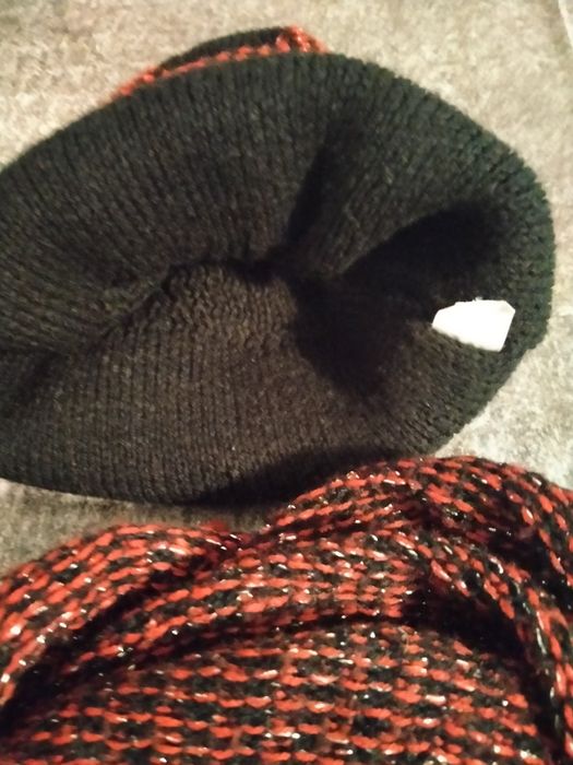 Czapka z  Kominem kolor bordowy z czarnym i mieniącą nitką