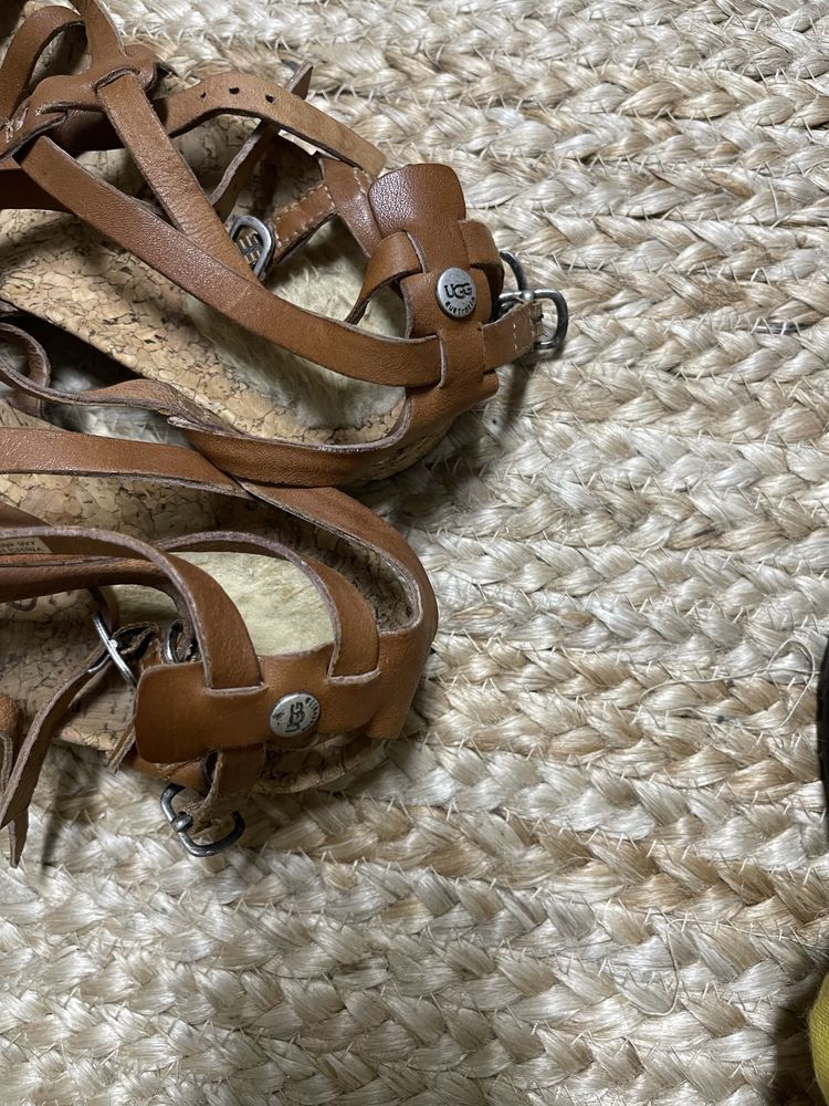 Sandálias couro  castanho da UGG