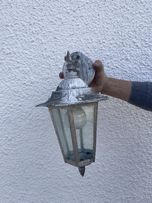 Grade de ferro e candeeiro de alumínio