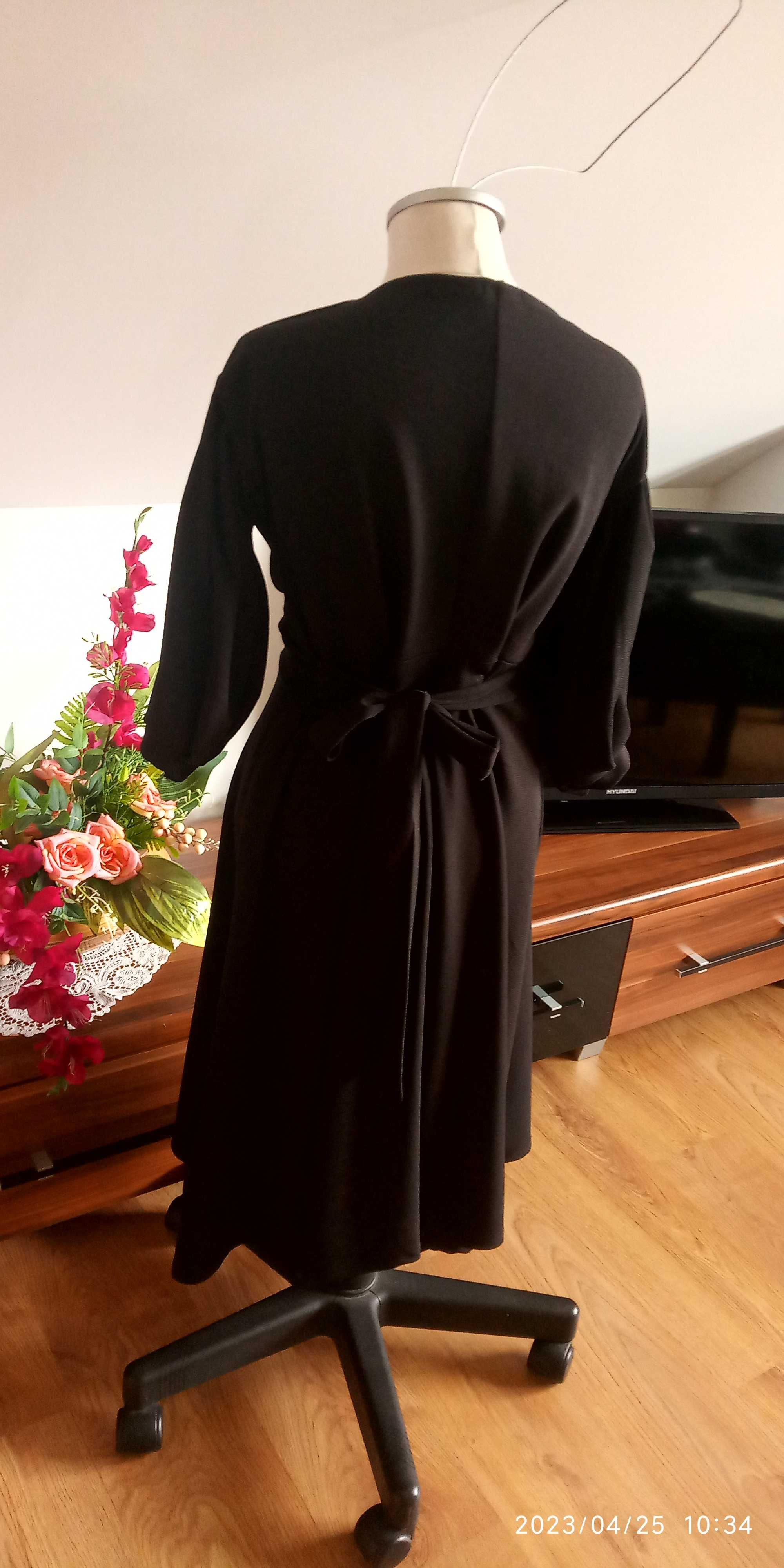 piękna czarna kloszowana sukienka