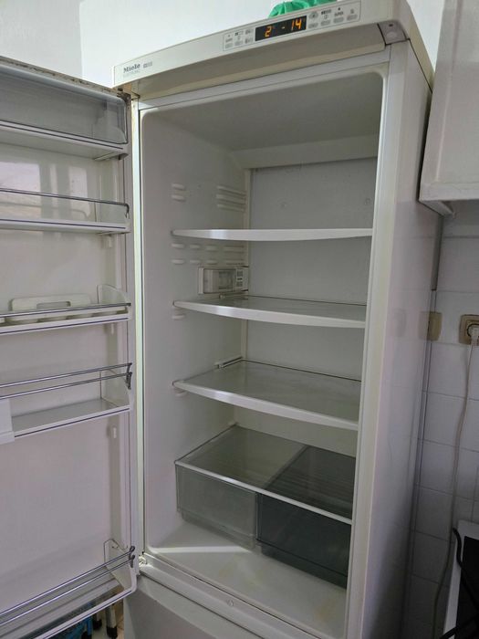 Fogão elétrico, frigorífico  e esquentador