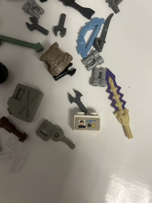 Лего чоловічки ,герої лего ,зброя ,рації