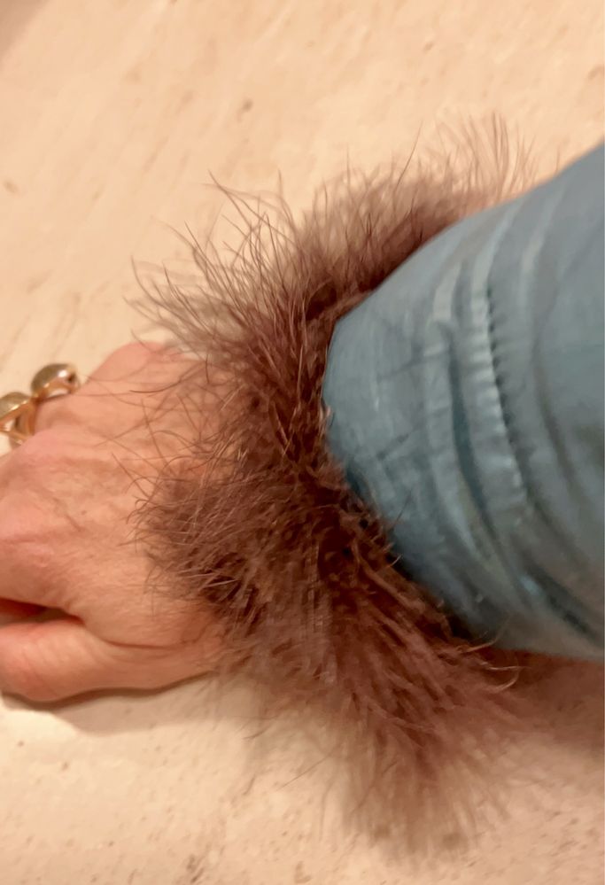 Pulseiras em pêlo castanho da Mango
