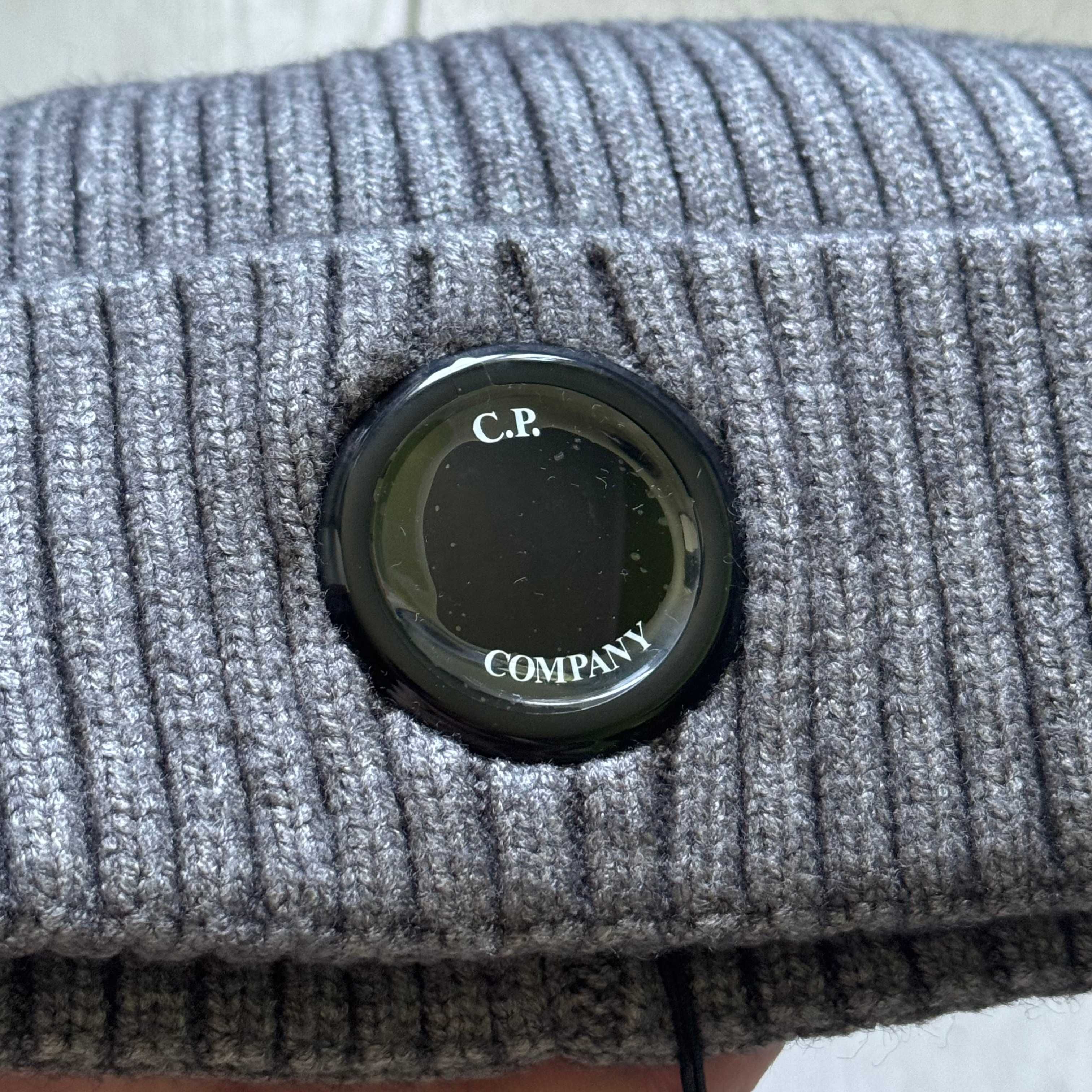 Шапка C.P. Company у 2-ох кольорах(Чорний, Сірий), з однією лінзою.