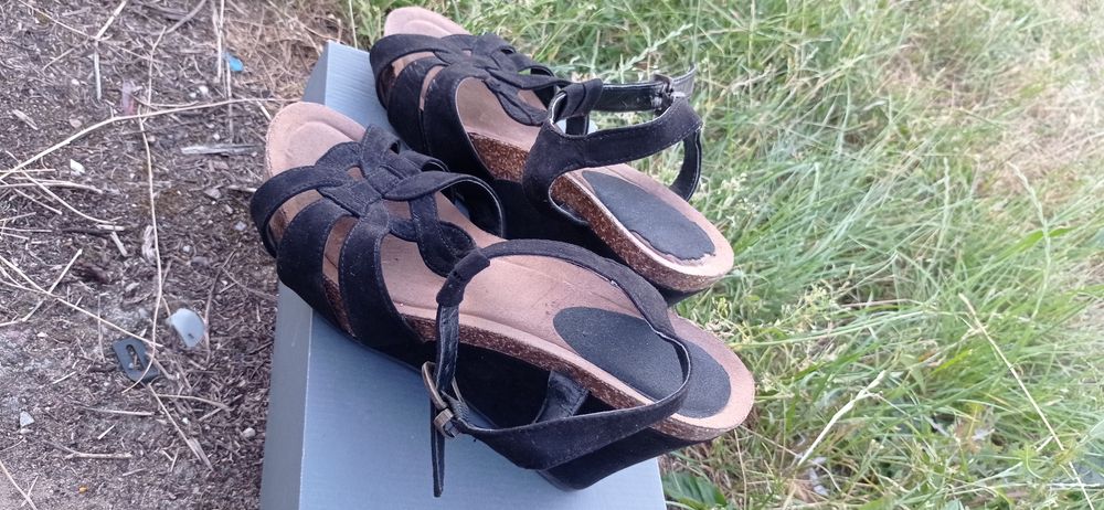 Sandały na koturnie 40