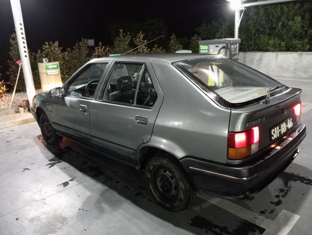 Renault 19                   .