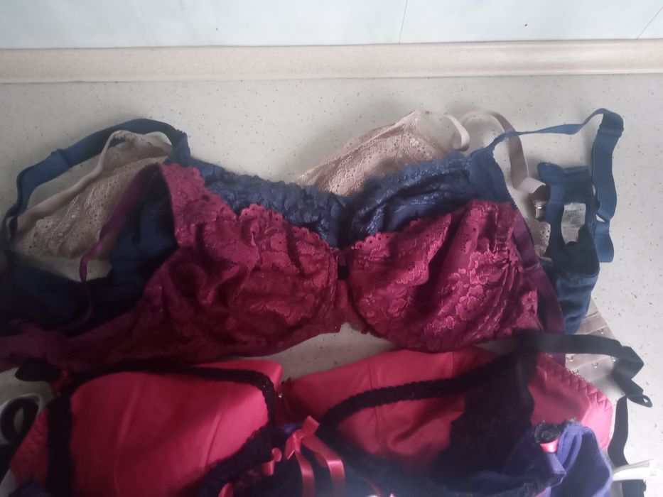 Zestaw bielizny staniki rajstopy i majtki