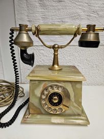 Stary oryginalny włoski aparat telefoniczny w stylu Vintage