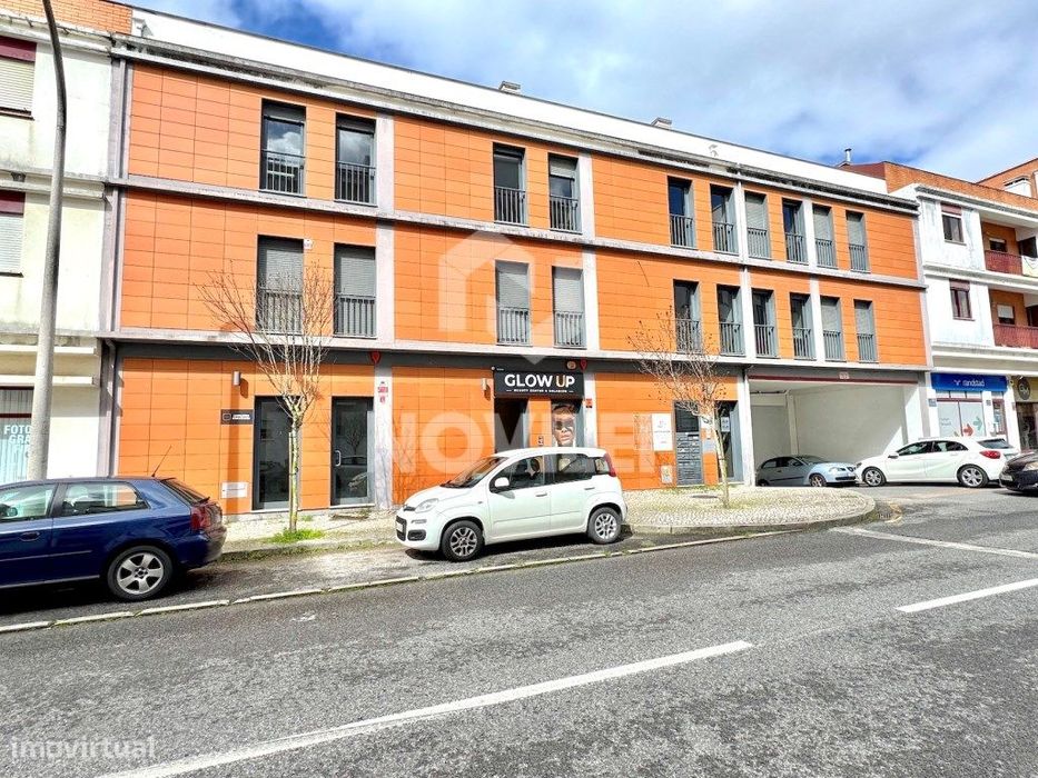 Escritório com 4 salas localizado na Nova Leiria.