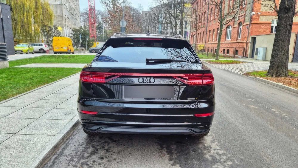Audi Q8      2023