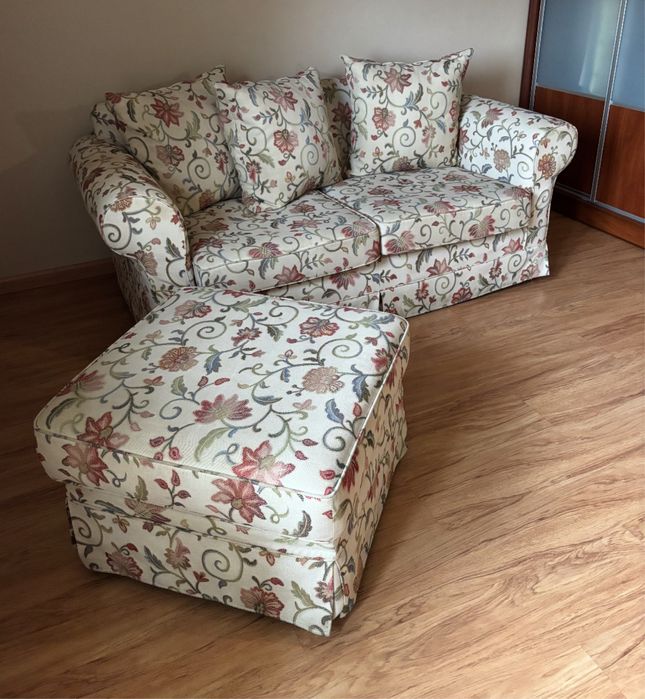 Kanapa z pufą w kwiaty w stylu angielskim rozkladana dwuosobowa