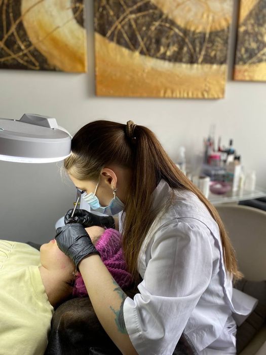 Пілінг ліфтинг, збільшення губ, апаратна, ін'єкційна косметолог