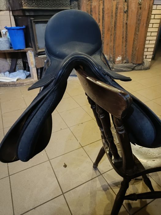 Syntetyczne siodło na konia