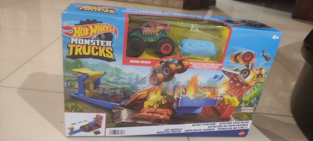 Hot wheels demolka na stacji Monster Truck