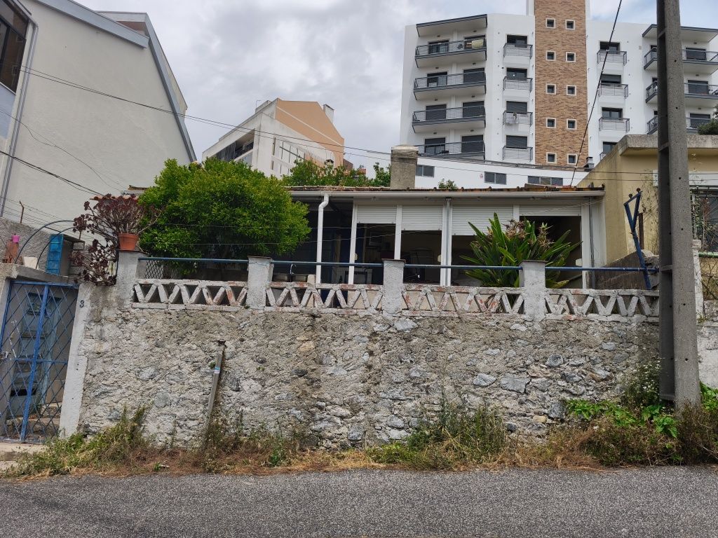 Terrenos com casas para construir