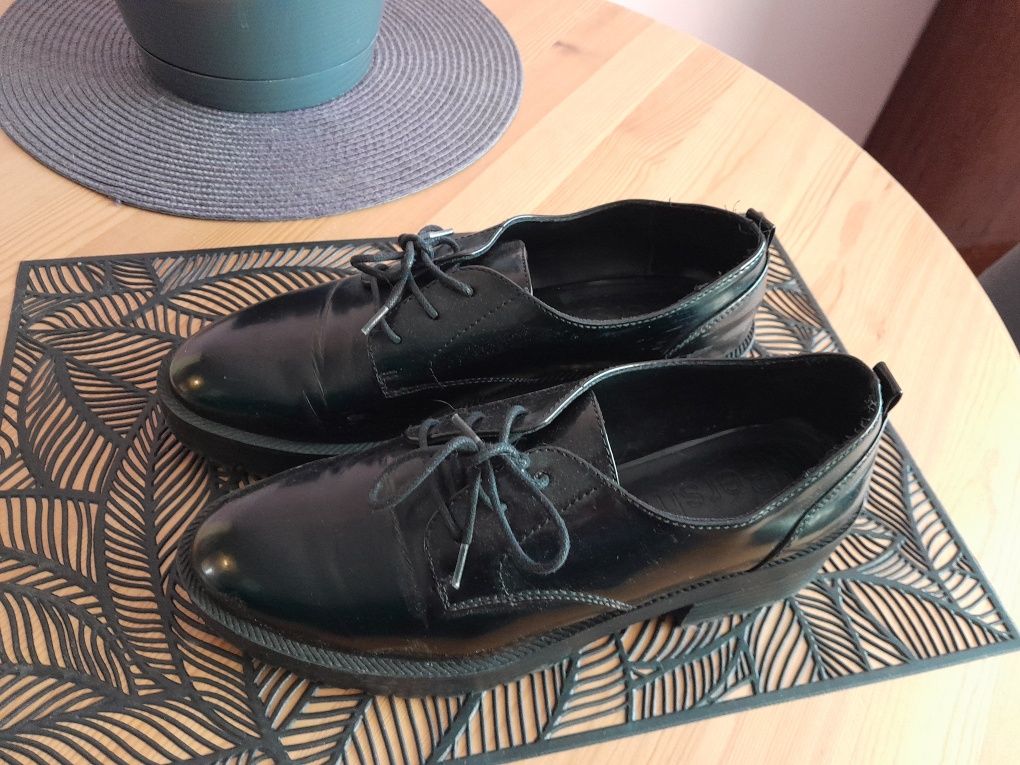 Czarne eleganckie buty na platformie