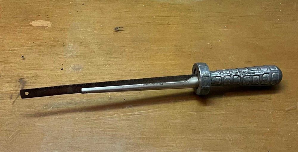 Lima de Metal com Cabo de Borracha