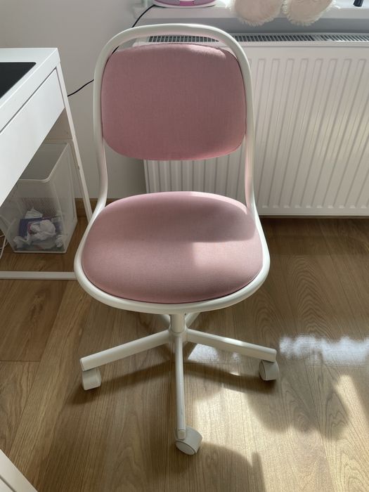 Różowe krzesło biurowe