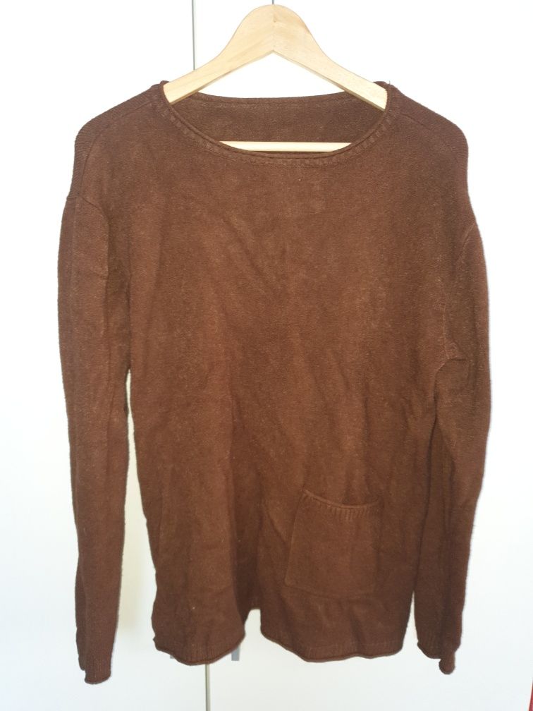 Brązowy sweter z kieszonką
