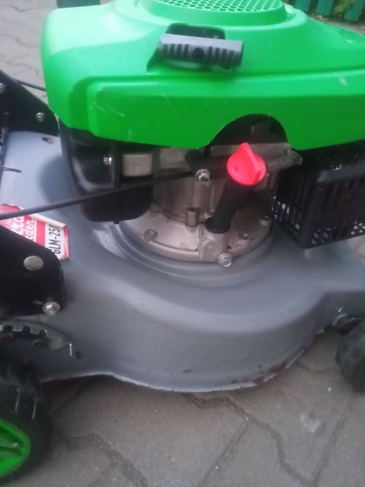 Продам газонокосарку