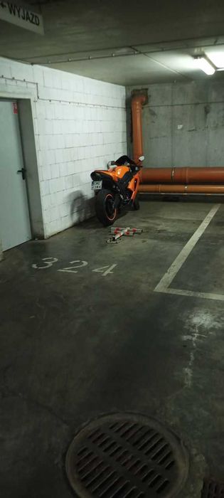 Udostępnię miejsce na motocykl w hali garażowej, Hawelańska 6C.