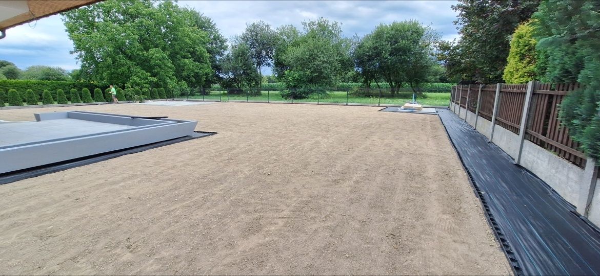 Zakładanie trawnika z rolki , siewu