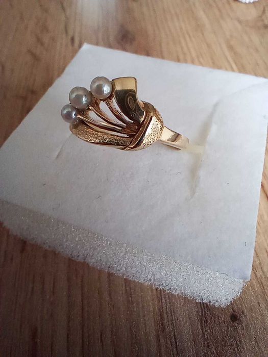 Złoty pierścionek z naturalnymi perłami hodowlanymi, PRL, próba 585