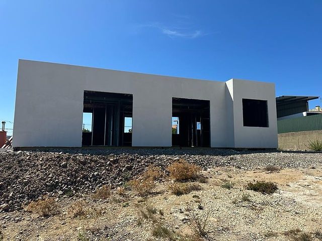 Vende- se terreno com casa em fase de construção