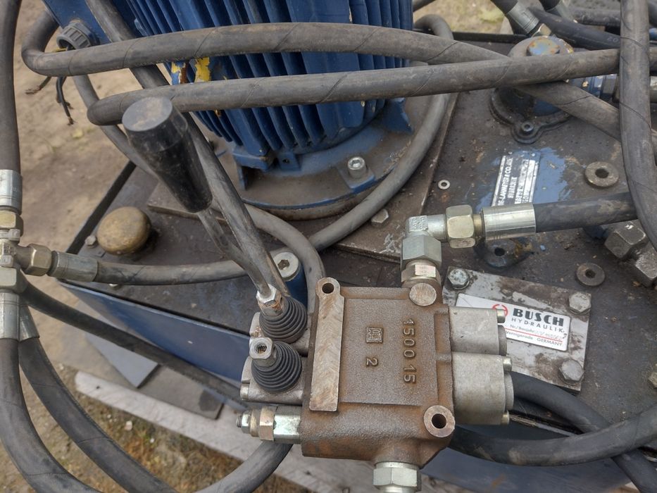 Pompa hydrauliczna, zasilacz hydrauliczny z zbiornikiem i rozdzielacze