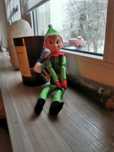 Bardzo ładny Elf on the shelf Premium z nausznikami i szalikiem