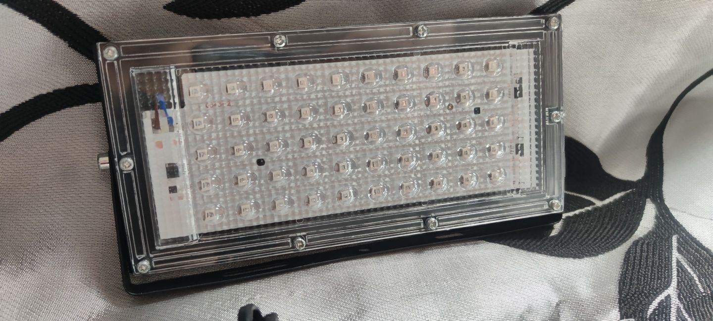 Lampa można postawić lub powiesić