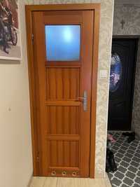 2 pary drzwi wewnętrznych drewnianych.
