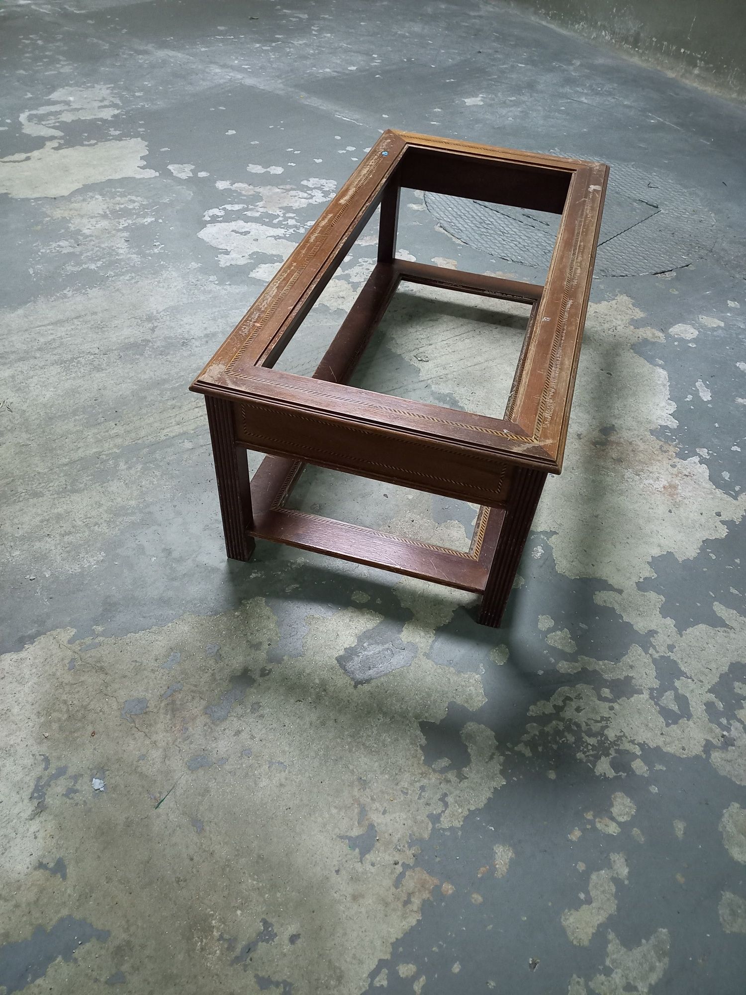 Mesa de apoio para sala, com duas prateleiras em vidro
