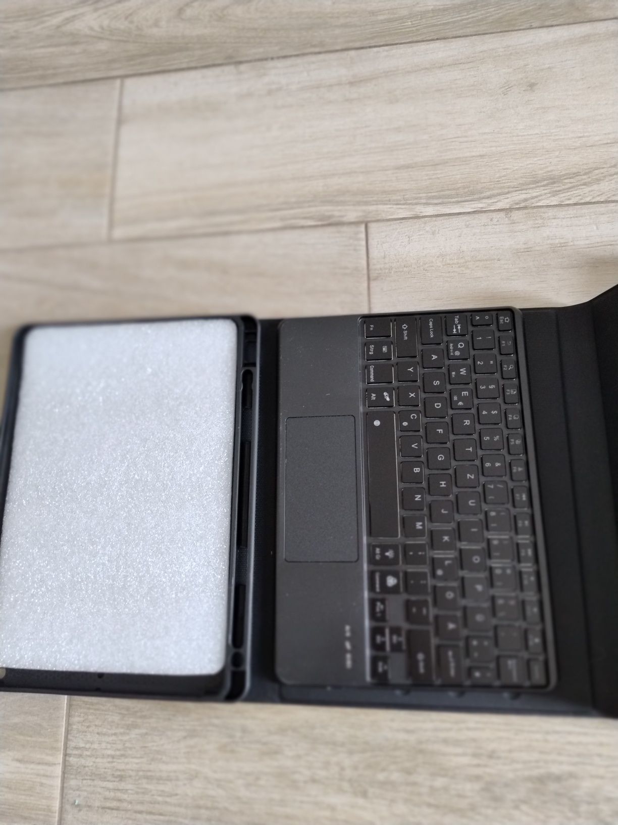Etui Klawiatura do Apple iPad 9/8/7 10,2 niemiecka
