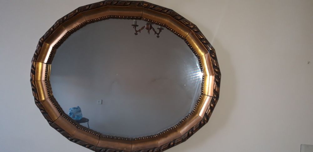 Stare lustro w okrągłej drewnianej ramie
